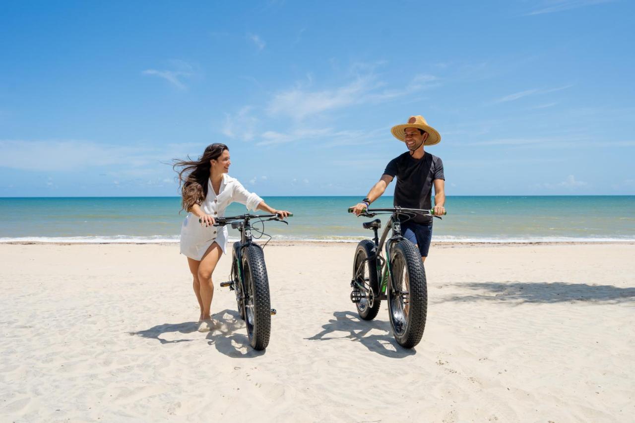 Carmel Cumbuco Resort Eksteriør bilde Biking at the beach